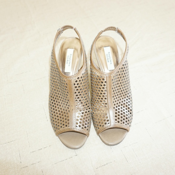 VERA WANG Summer Wedges! - Picture 5 of 5